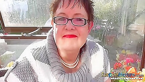 Blonde mature with a big booty is fucked in her pussy