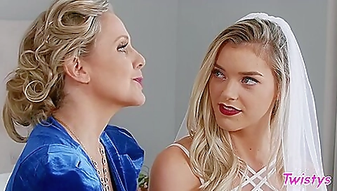 Blonde and tattooed stepmother are fingering each other