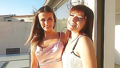 Lylou is waiting to meet tiny and have cunnilingus